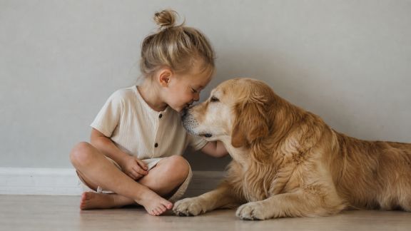 Favoriser une bonne entente entre animaux et enfants : astuces du quotidien