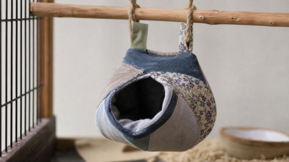 Fabriquer une cabane suspendue pour petits rongeurs avec du tissu recyclé