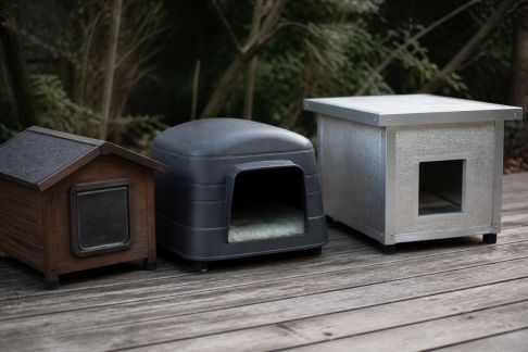 Comparatif des maisons d’extérieur pour chats libres : isolation, durabilité et installation